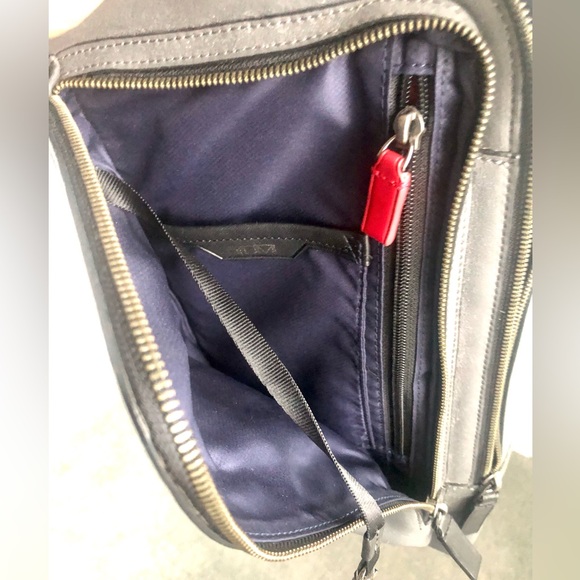 New TUMI Harrison Emerson genuine grey leather sling crossbody shoulder bag - Picture 6 of 8